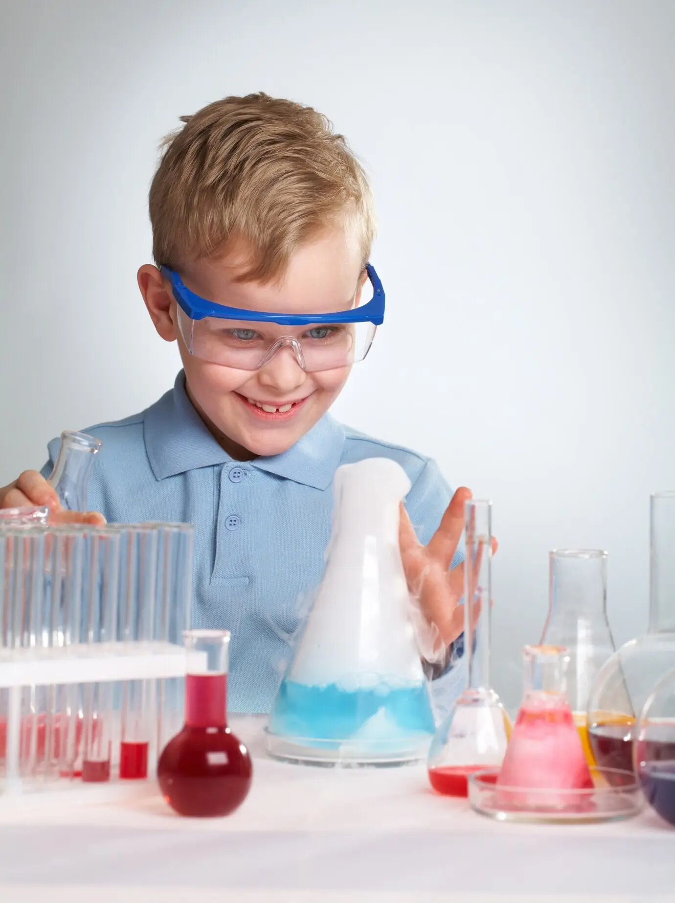 Un alumno observa el resultado de su experimento.